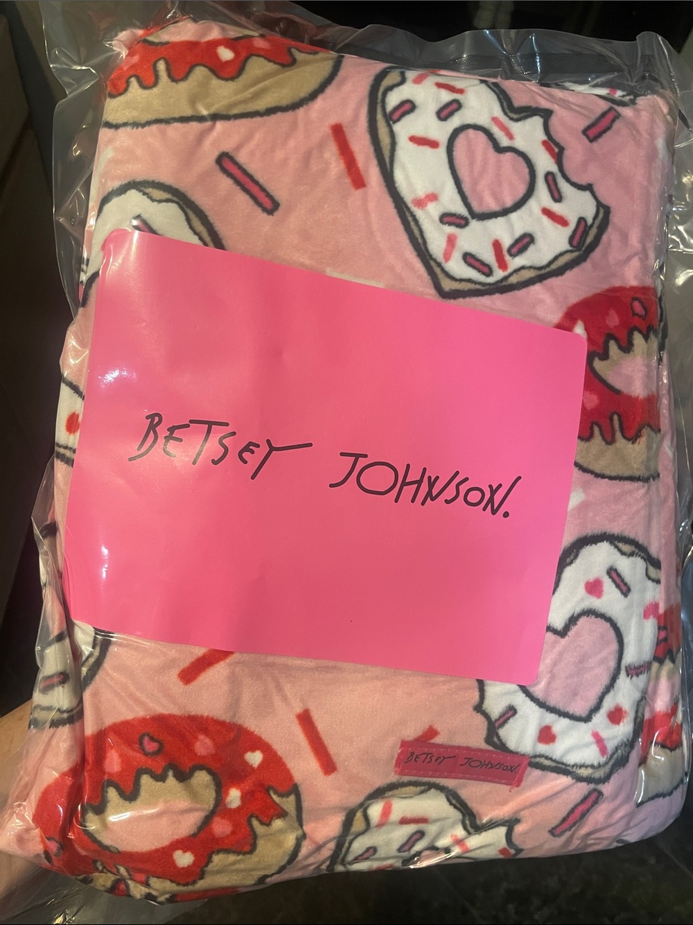 Betsey Johnson Hearts & Doughnuts Blanket (new in plastic) - Picture 4 of 5